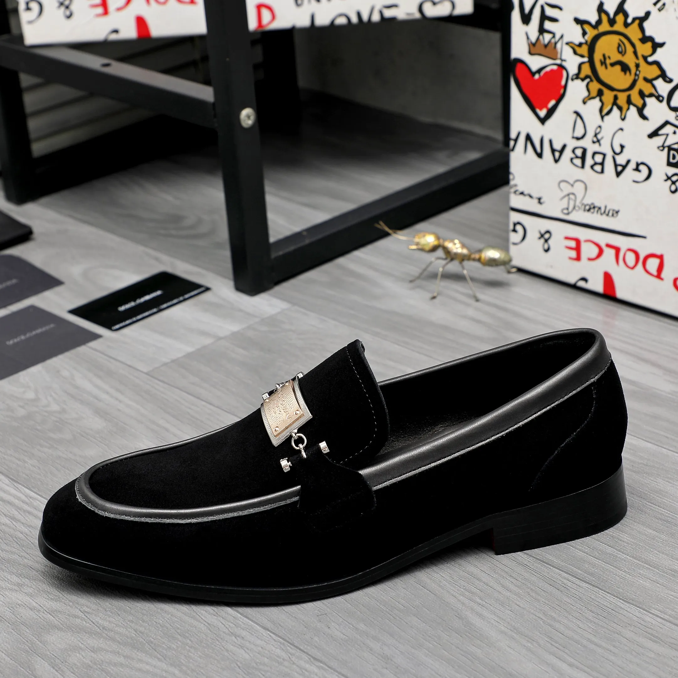 Men's shoes 💰500 Product trademark: DG (Dolce & Gabbana) business casual leather shoes Regular size: 38-45 (45 is custom-made and non-returnable) Product materials: Selected frosted cowhide upper, cowhide lining, original outsole